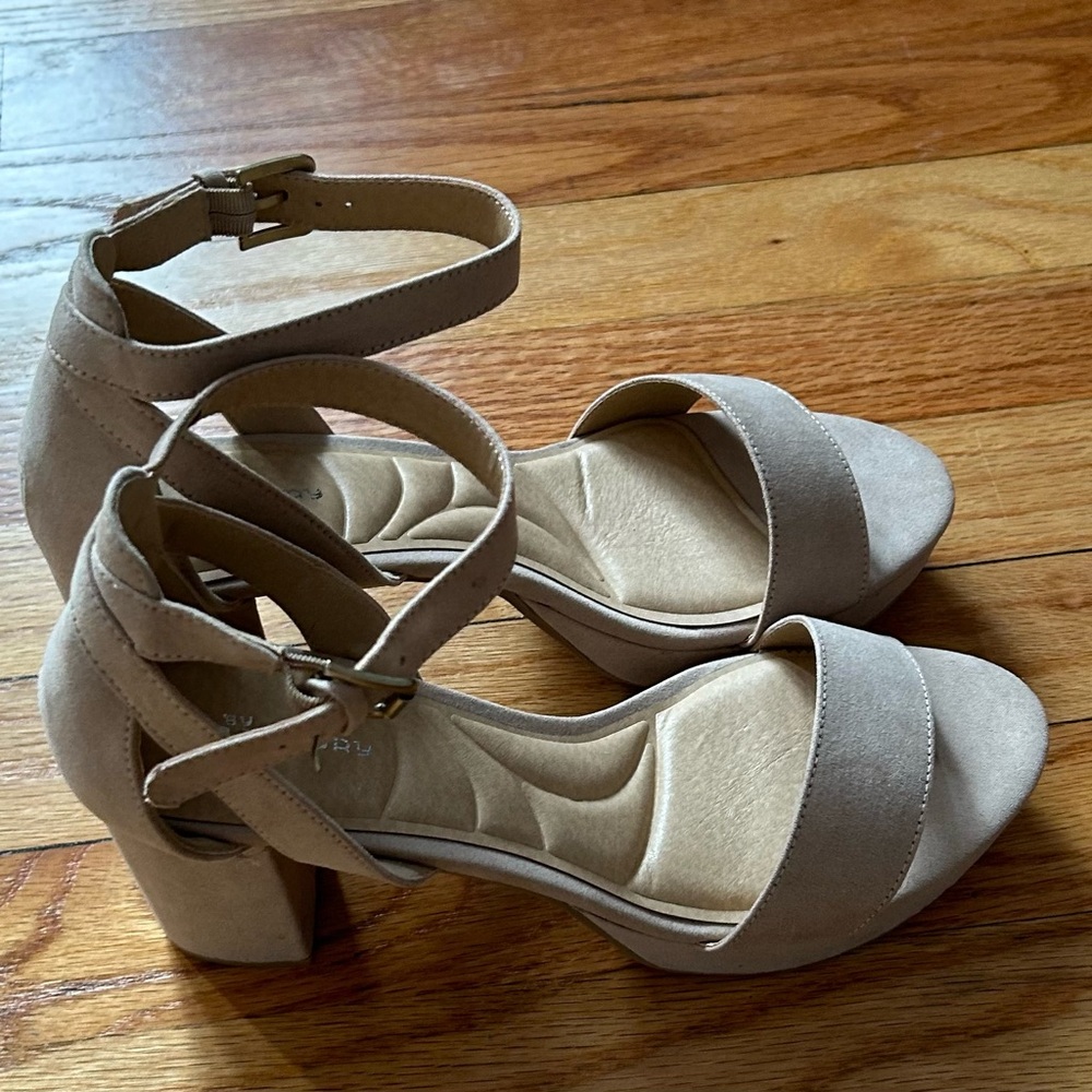 New Women’s CL by Laundry Dress Sandals